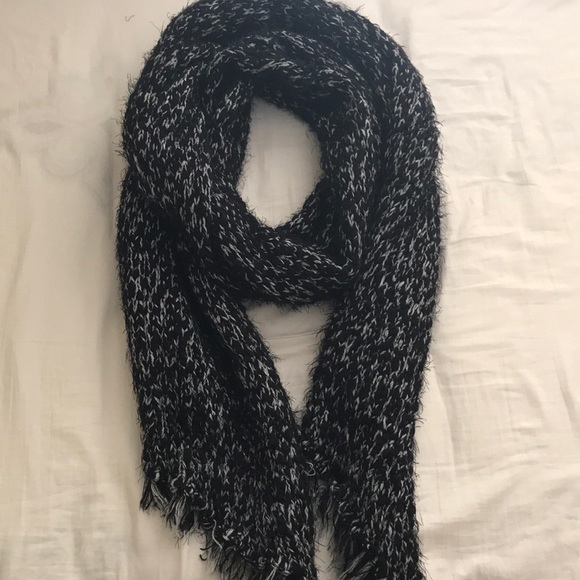 UO Black & White Wrap Scarf - Picture 2 of 4